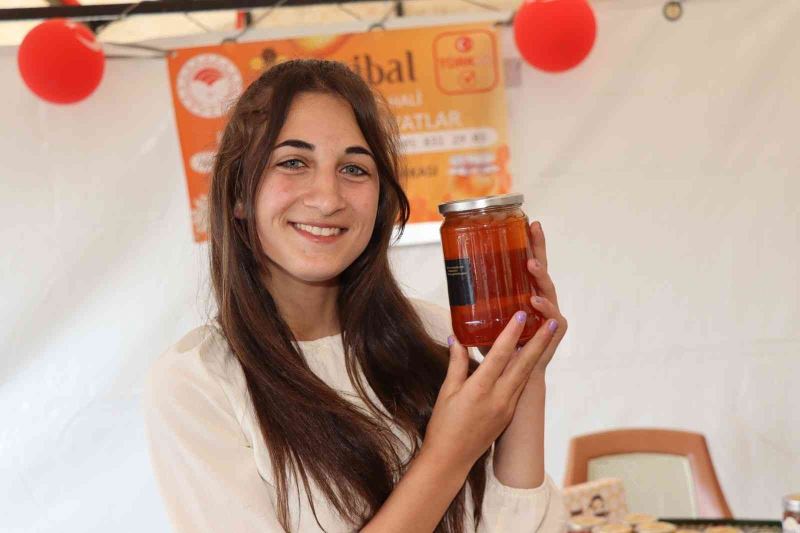 15. Şenkaya Kültür ve Bal Festivali’nde 16 yaşında ’bal güzeli’ seçildi
