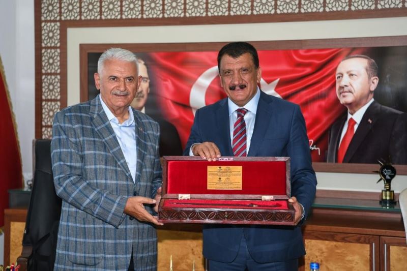 Binali Yıldırım’dan hizmetlere övgü
