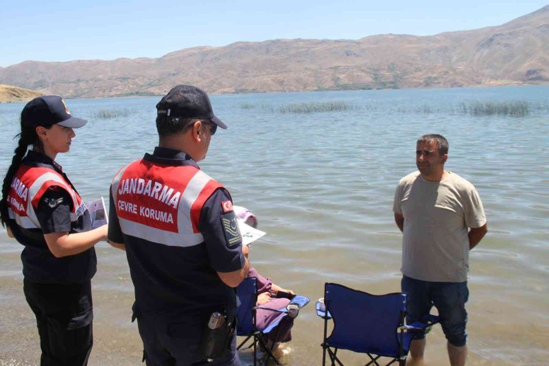 Elazığ’da jandarma ekipleri, vatandaşları suda boğulmalara karşı bilgilendirdi
