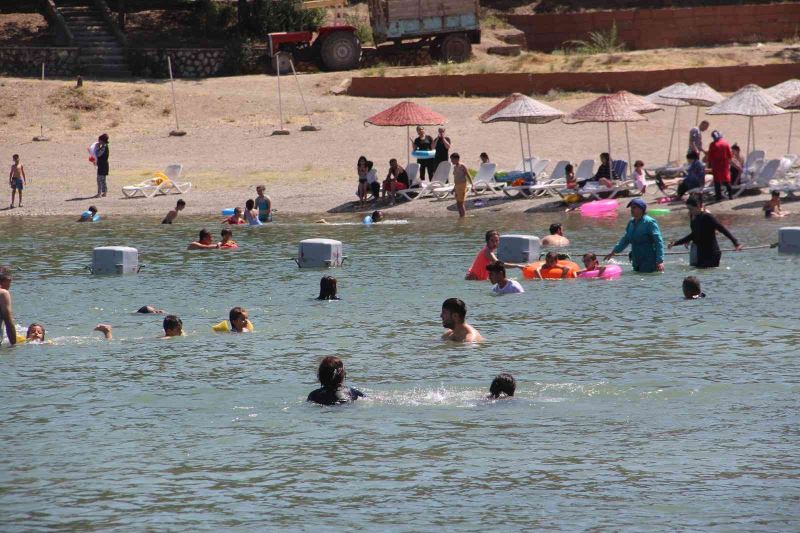 Sıcaktan bunalanlar Hazar Gölü’ne akın etti, plajlar Ege ve Akdeniz’i aratmadı
