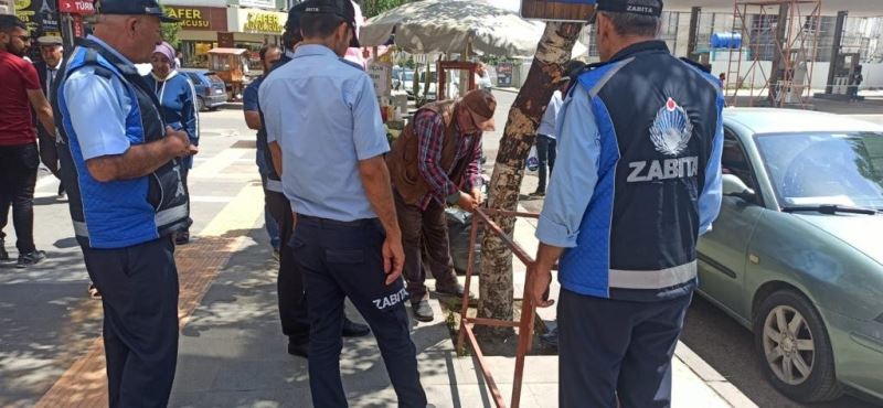 Kars’ta zabıtadan kaldırım işgali denetimi
