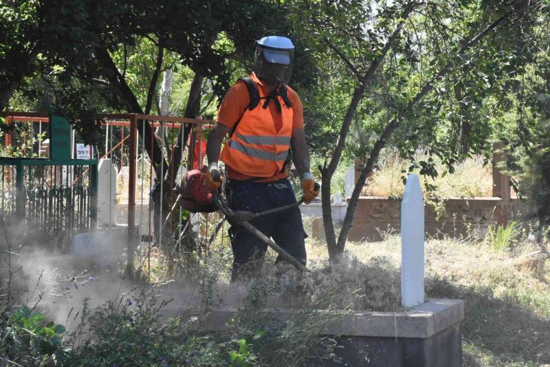Mezarlıklarda bayram temizliği
