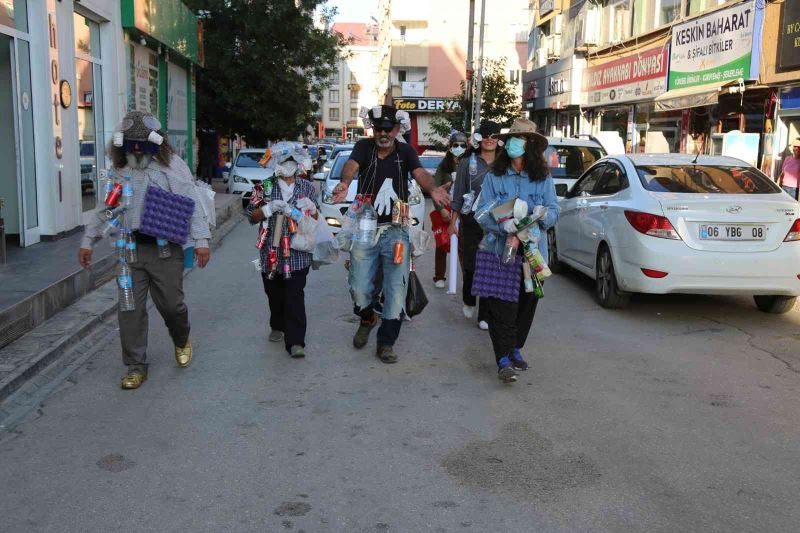 Tiyatro grubundan çevre kirliliğine dikkat çekmek için ilginç eylem
