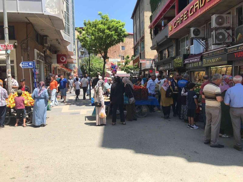 Iğdır’da çarşılarda bayram yoğunluğu
