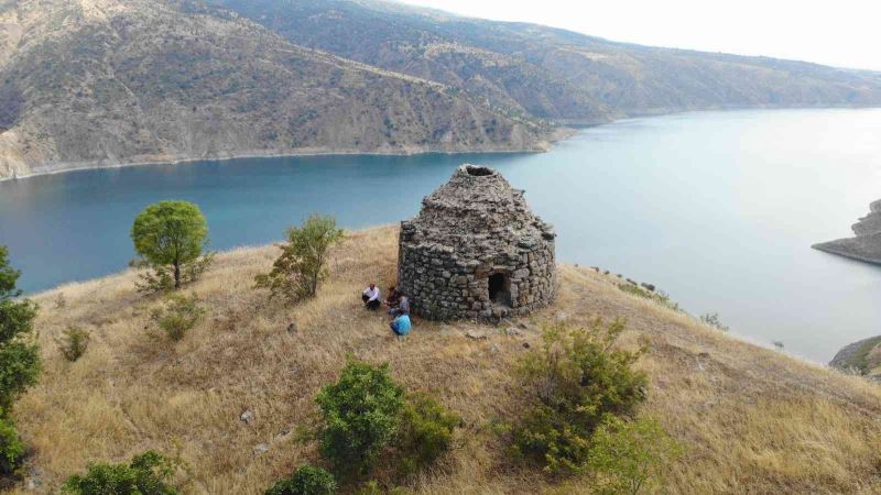 800 yıllık kümbet zamana direniyor
