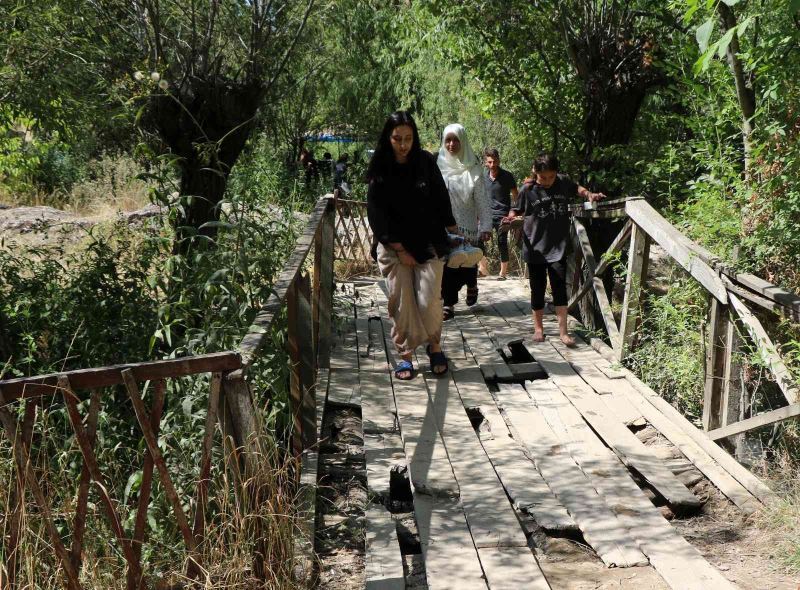 Erzincan’da turistlerin en uğrak yeri Girlevik Şelalesi’nin yolu ve kırık dökük tahta köprüleri tepki topluyor

