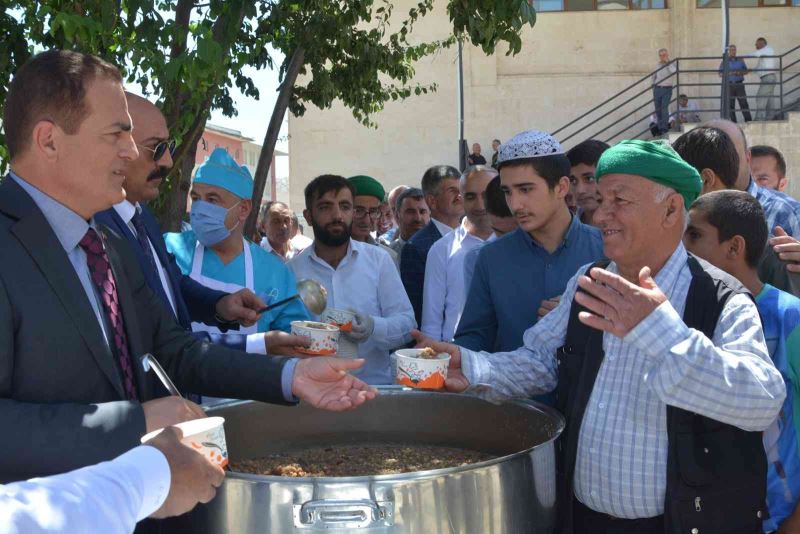 Vali Akbıyık’tan vatandaşlara aşure ikramı
