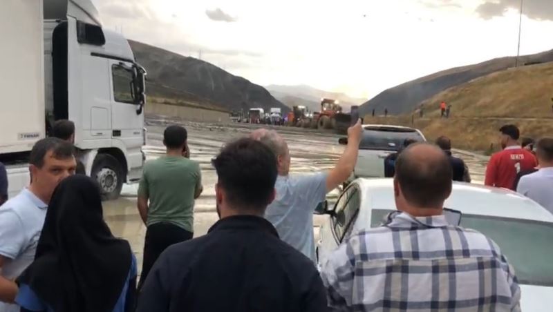 Erzincan-Sivas kara yolu heyelan nedeniyle ulaşıma kapandı
