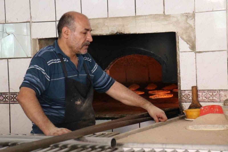 Fırıncıların 400 derece ateşin karşısında ekmek mücadelesi
