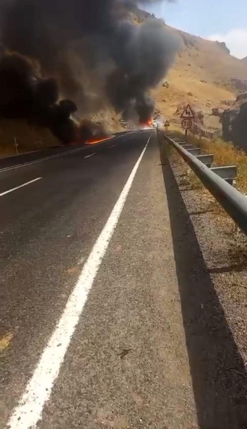 Ağrı’da kafa kafaya çarpışan çekici ve kamyon alev aldı: 1 yaralı
