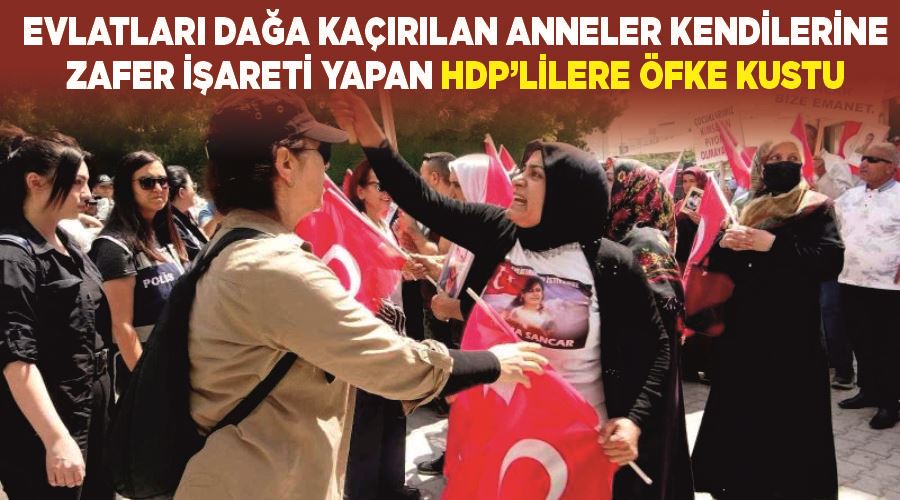 Evlatları PKK terör örgütü tarafından dağa kaçırılan anneler kendilerine zafer işareti yapan HDP’lilere öfke kustu