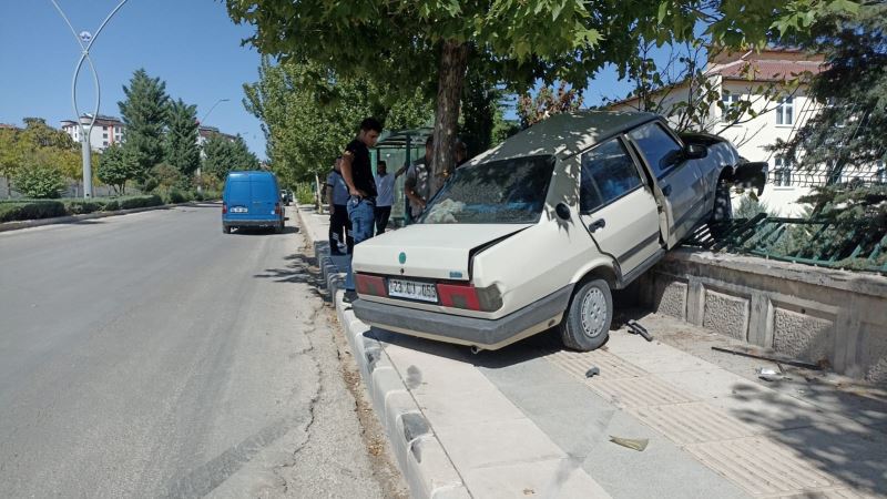 Elazığ’da otomobil duvara çarptı: 1 yaralı
