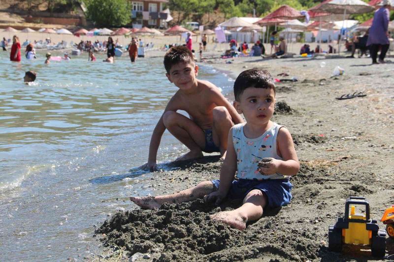 Sıcaktan bunalanlar Hazar Gölü’ne akın etti
