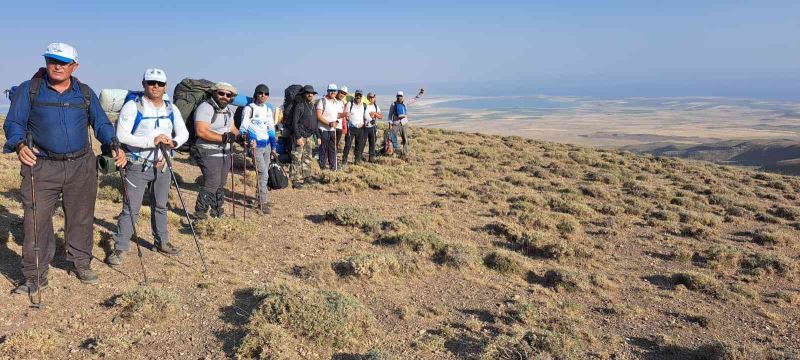 Aktivistler ölen dağcı arkadaşları anısına Süphan Dağı’na tırmandılar
