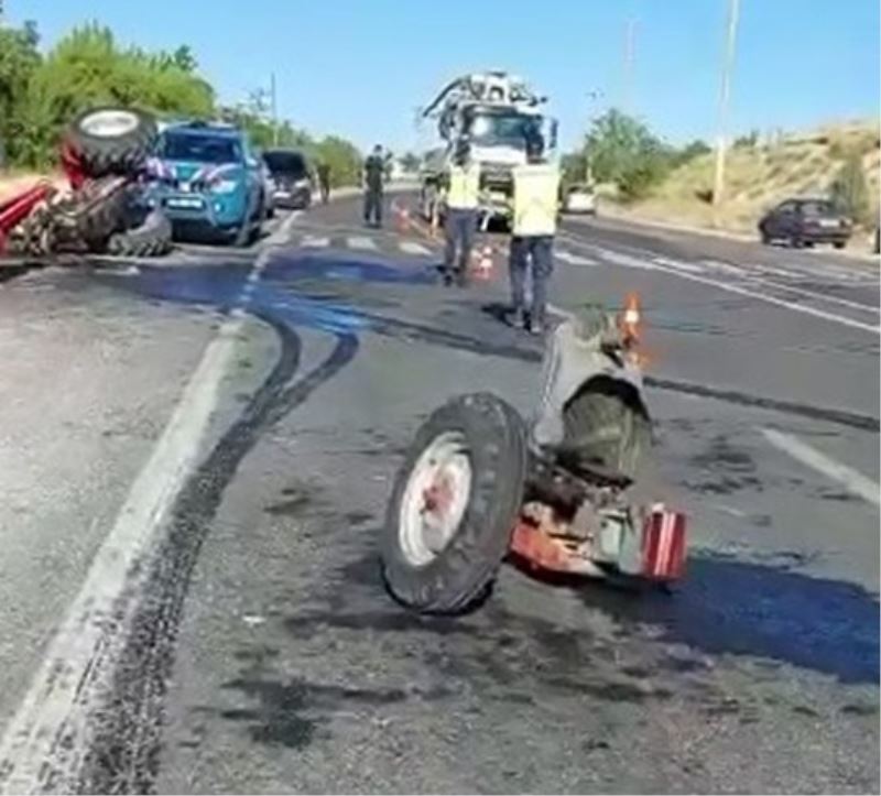 Elazığ’da otomobil ile çarpışan traktör ikiye bölündü:  2 yaralı
