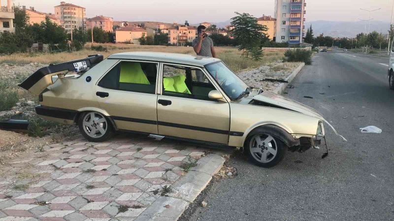 Elazığ’da ehliyetsiz sürücü kaza yaptı: 3 yaralı
