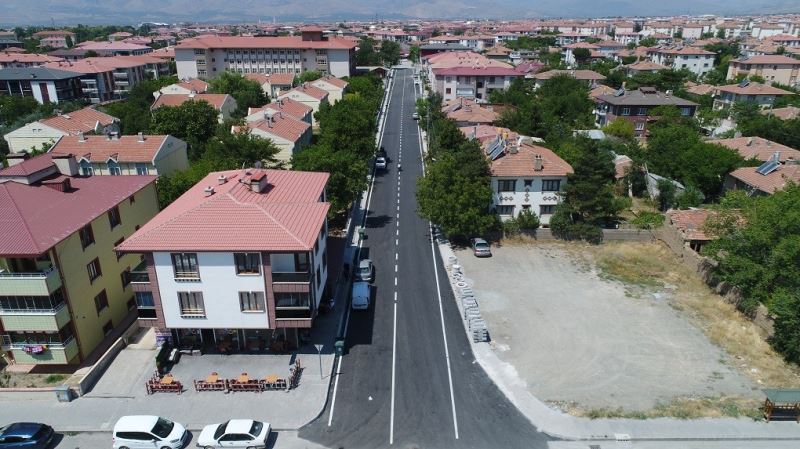 Asfaltlanan yollara yol şerit çizgileri çizildi
