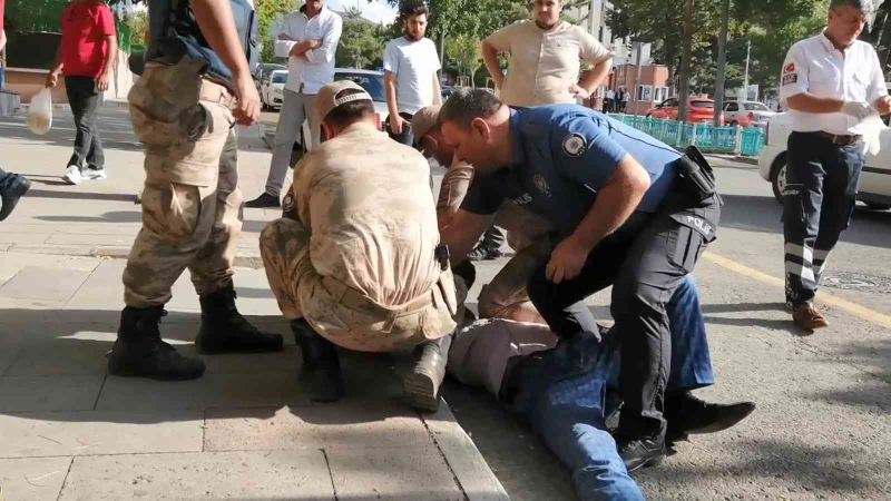 Kendine ve çevreye zarar veren şahsı kelepçeleyerek kontrol altına aldılar
