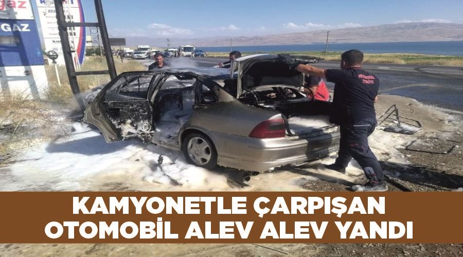 Kamyonetle çarpışan otomobil alev alev yandı