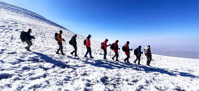 Ağrı Dağı’nın zirvesinde çay içip kahvaltı yaptılar
