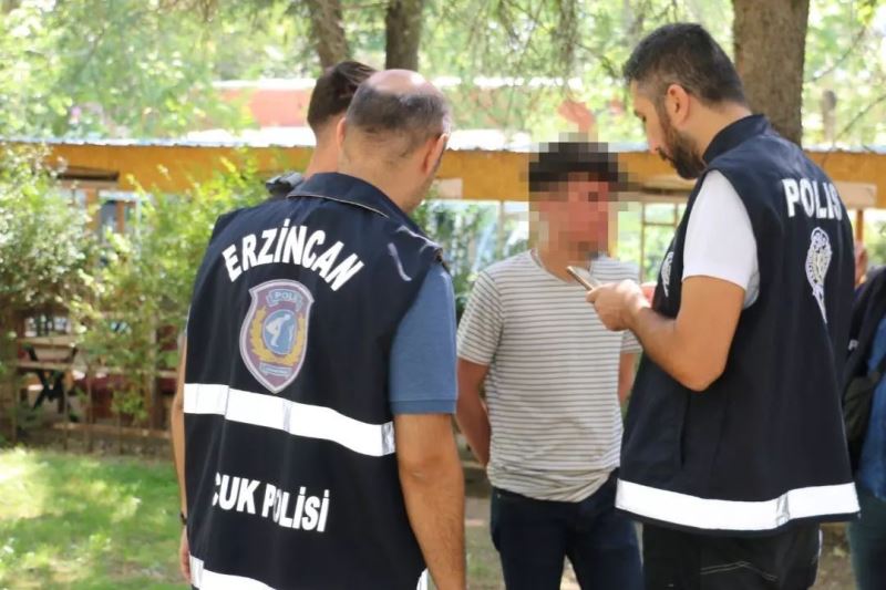 Erzincan’da polis ekipleri tarafından okul çevrelerinde denetim yapıldı
