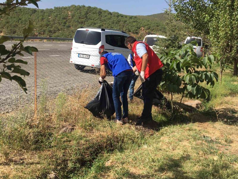 Solhan’da gönüllü gençler  çevre temizliği yaptı
