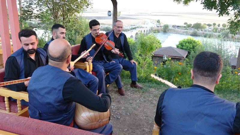 Muş’ta Teke ailesi hobi ile başladıkları müzik aşkını eğitimle taçlandırıyor
