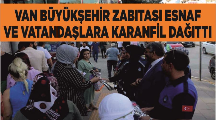 Van Büyükşehir zabıtası esnaf ve vatandaşlara karanfil dağıttı