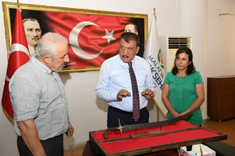 Başkan Gürkan’a kılıç hediyesi
