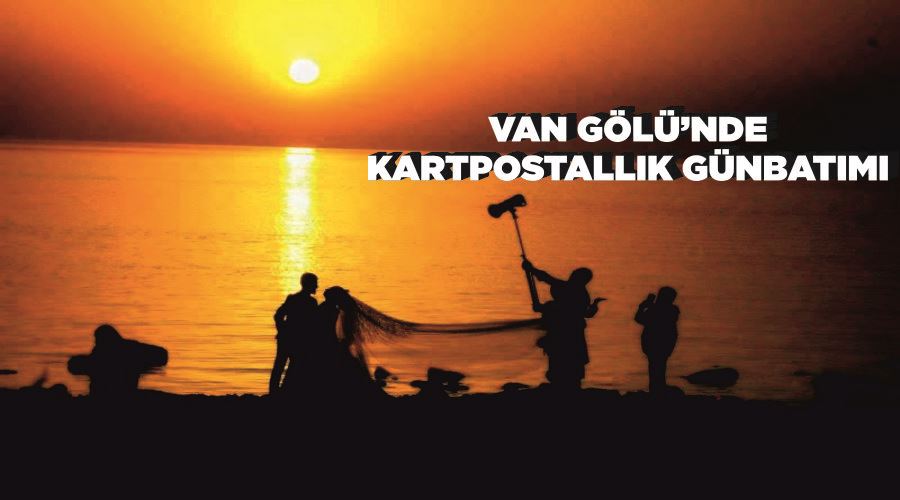 Van Gölü’nde kartpostallık günbatımı