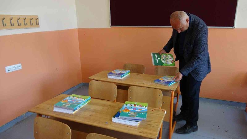 Yüksekova’da ders ve kaynak kitaplar okullara dağıtılıyor
