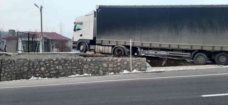 Bingöl’de freni boşalan tır, istinat duvarına çıkarak durdu
