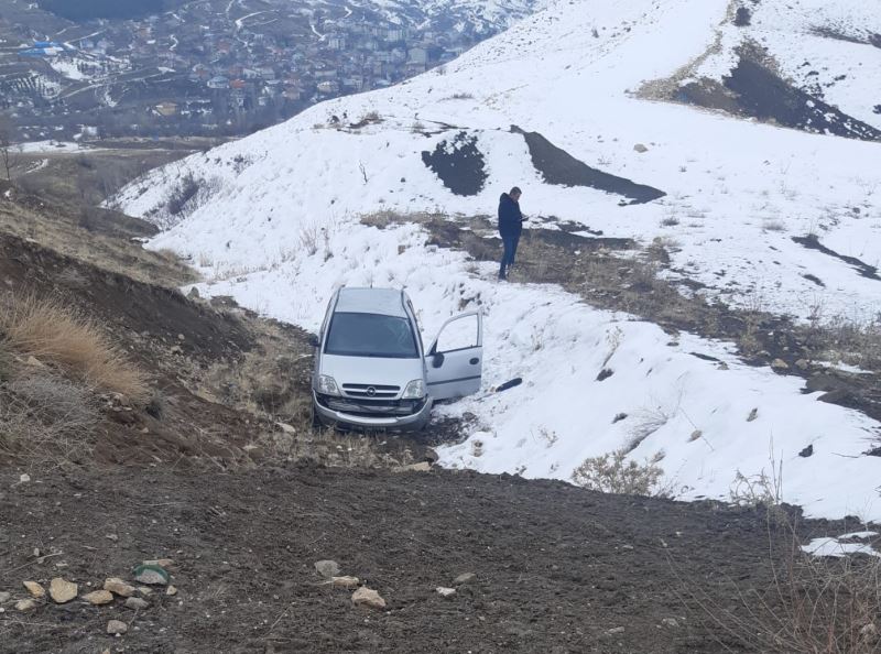 Kaza sonrası araçtan çıkamayan sürücü donarak öldü
