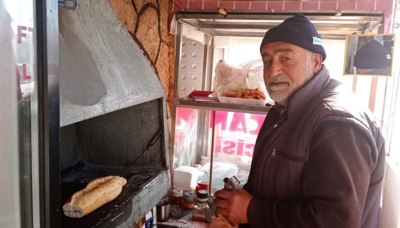 34 yıldır köfte ekmek satıyor
