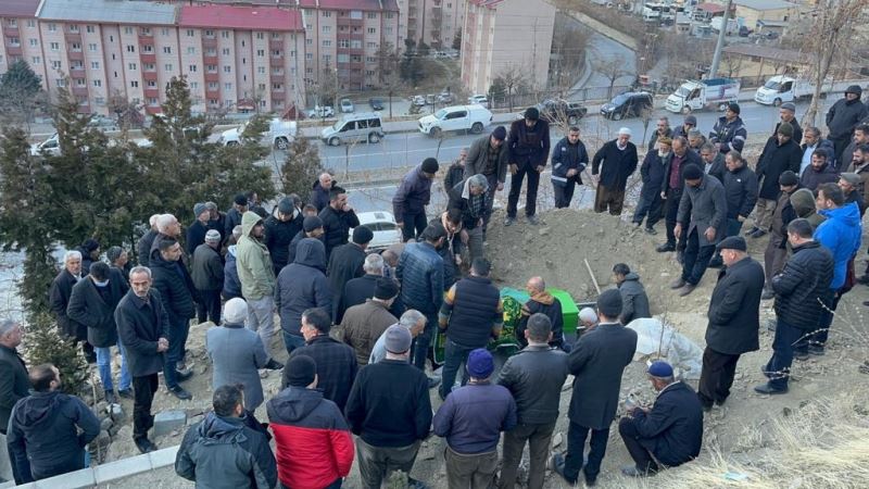 Hakkari’de boğazı kesilmiş halde bulunan kadın toprağa verildi
