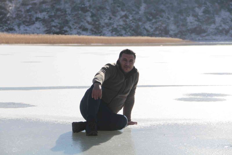 Kışın su sıcaklığı 40 dereceyi bulan Ilıgöl buz tuttu
