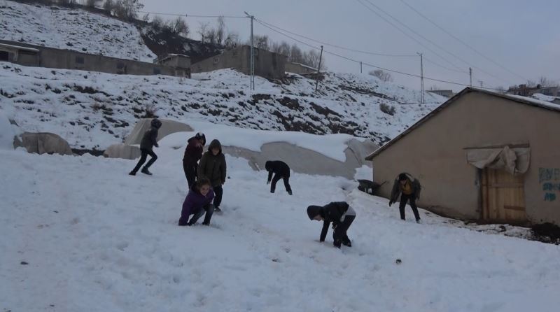 Çocuklar karın keyfini kartopu oynayarak çıkardı
