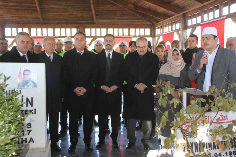 Şehit polis Fethi Sekin kabri başında anıldı
