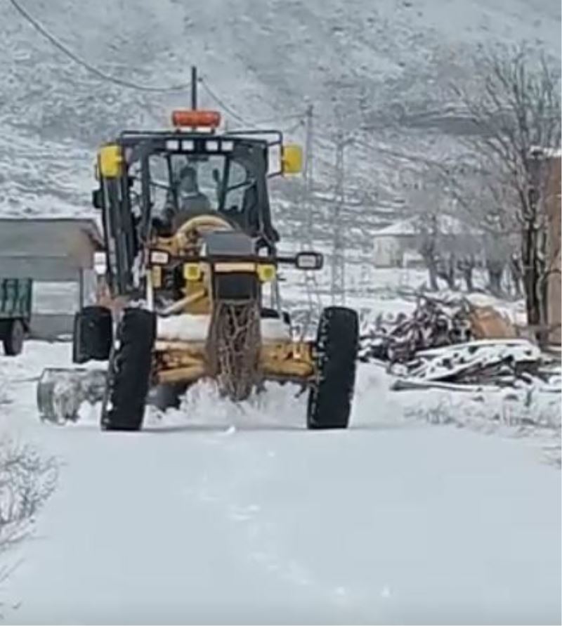 Tunceli’de kardan kapanan 15 köy yolunu açmak için çalışma başlatıldı
