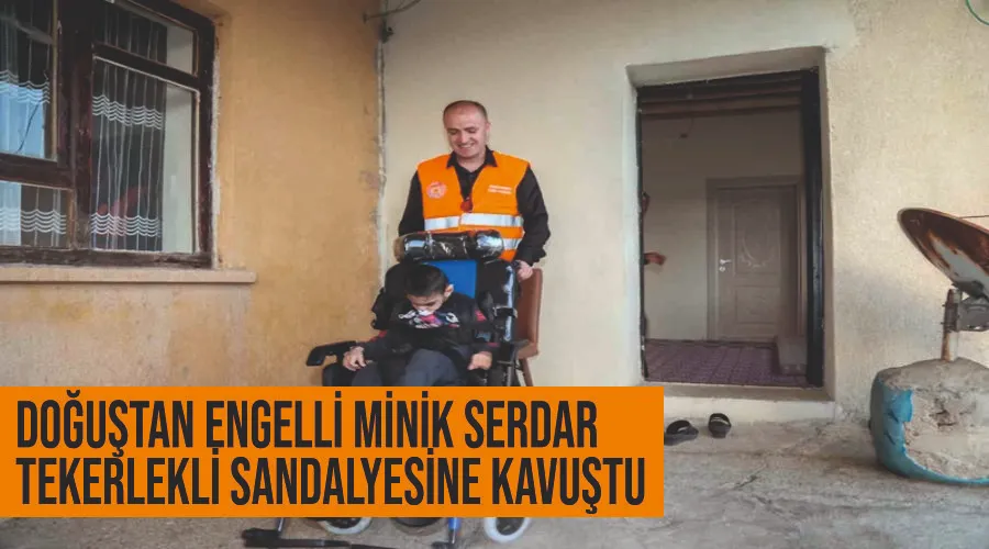 Doğuştan engelli minik Serdar tekerlekli sandalyesine kavuştu