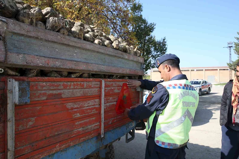 Muş’ta bin 500 traktör römorkuna reflektör takıldı
