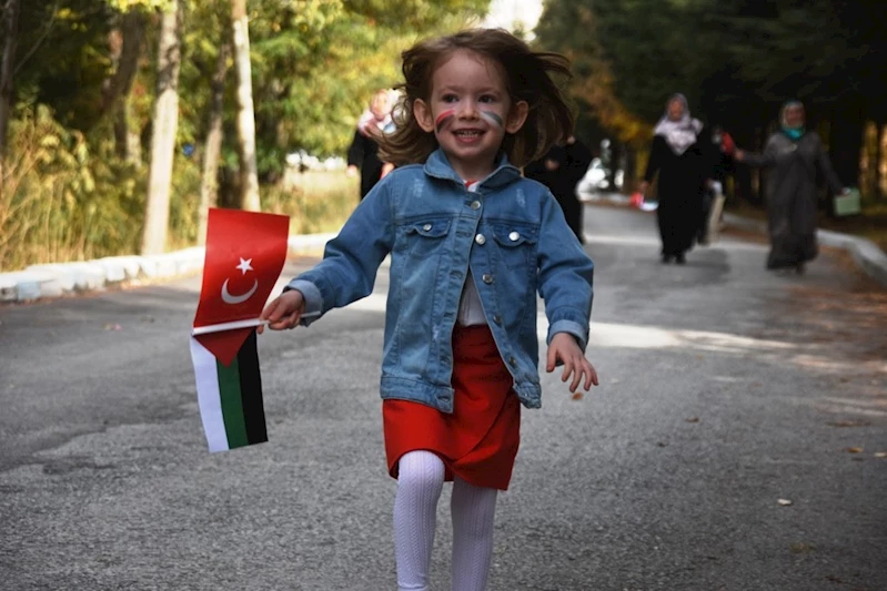 Kur’an kursu öğrencileri kumbaralarındaki paraları Filistin’e bağışladı
