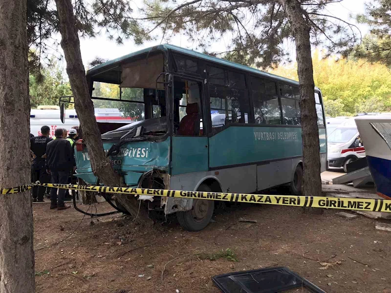 Freni patlayan midibüs 2 aracı biçip parka daldı: 1’i ağır, çoğu öğrenci 27 yaralı
