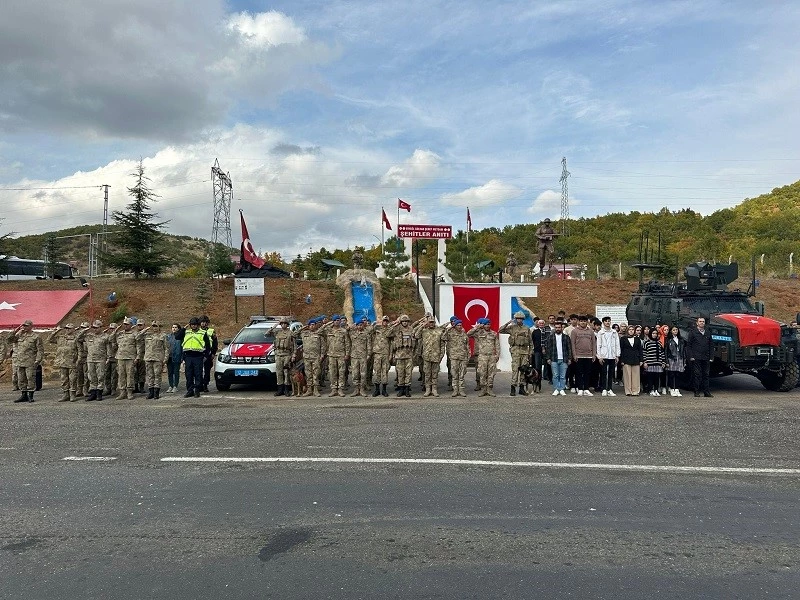 Cumhuriyet’in 100’üncü yılı anısına yüz öğrenci yüz fidan dikti
