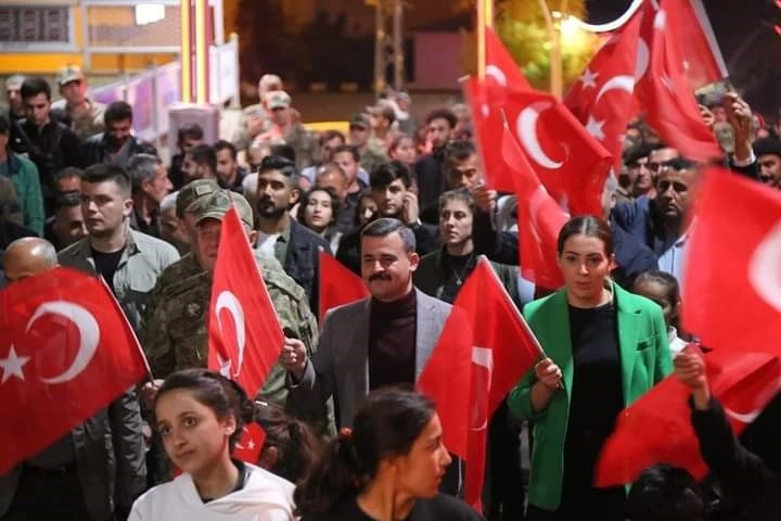 Çukurca da bayrak ve meşaleli Cumhuriyet yürüyüşü düzenlendi
