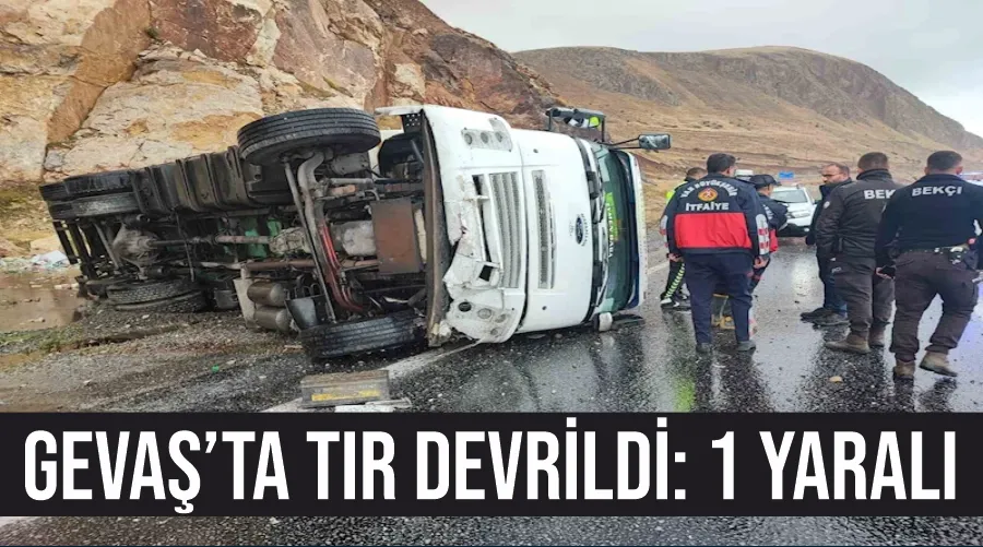 Gevaş’ta tır devrildi: 1 yaralı