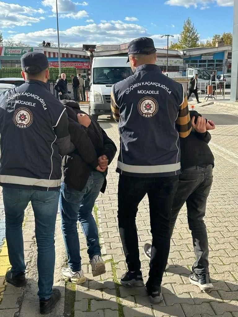 Erzincan’da göçmen kaçakçısı 2 kişi tutuklandı
