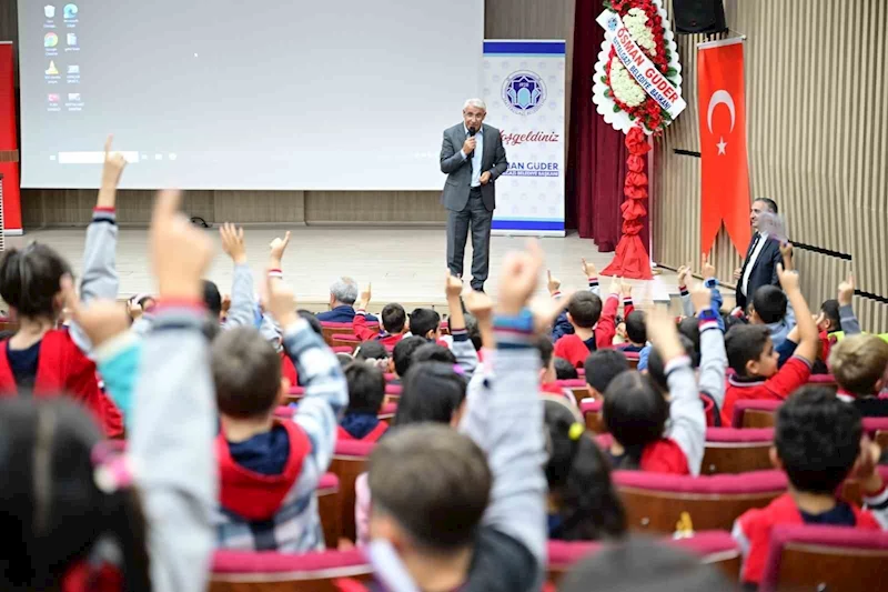 Güder, öğrencilerle birlikte kitap okudu
