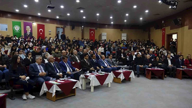 Kamu Başdenetçisi Av. Şeref Malkoç, öğrenciler ile bir araya geldi
