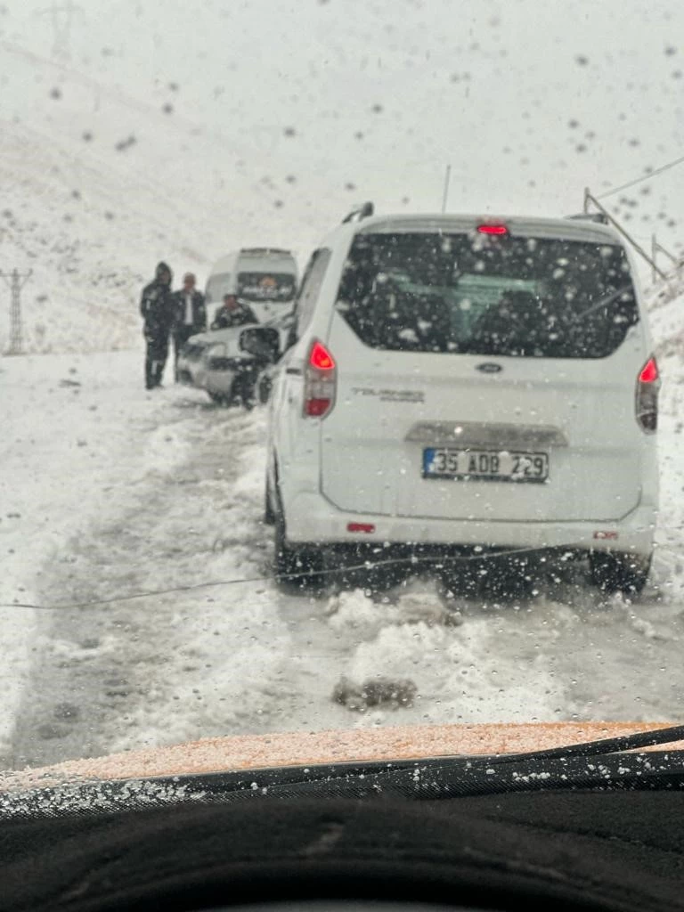 Hakkari-Van karayolunda kar yağışı
